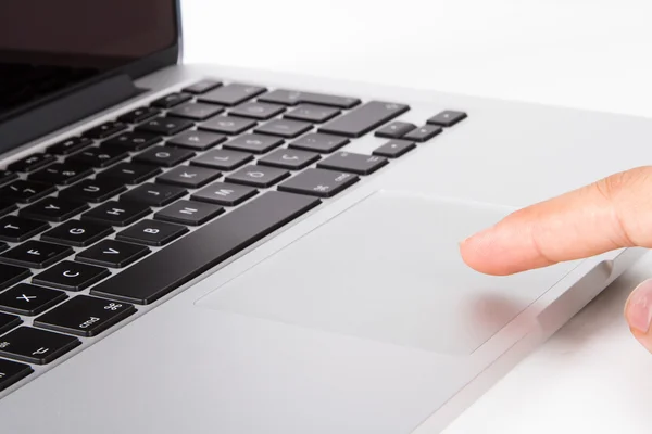 Palec za pomocą panelu dotykowego na laptopie — Zdjęcie stockowe