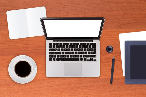 Table de bureau avec des équipements de travail — Photo