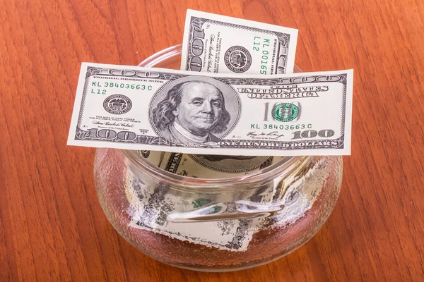 Banknotów dolara w szklanej misce — Zdjęcie stockowe