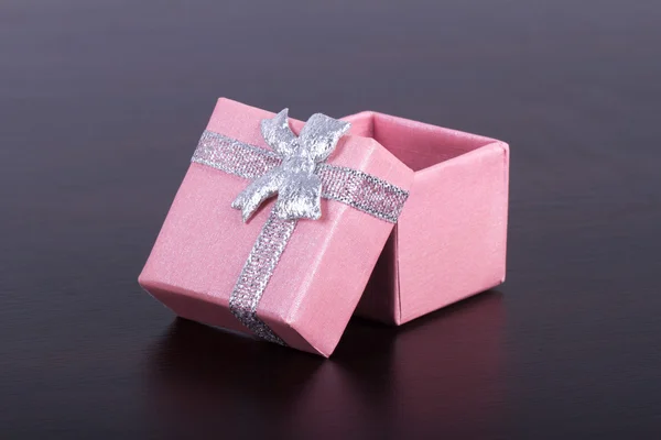 Caja de regalo rosa en la mesa — Foto de Stock