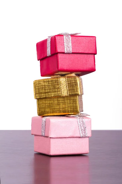 Drie kleurrijke geschenkdozen — Stockfoto