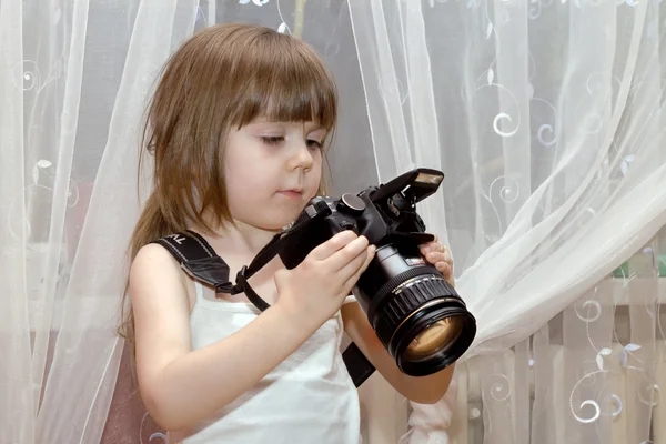Dziewczynka z aparatem — Zdjęcie stockowe
