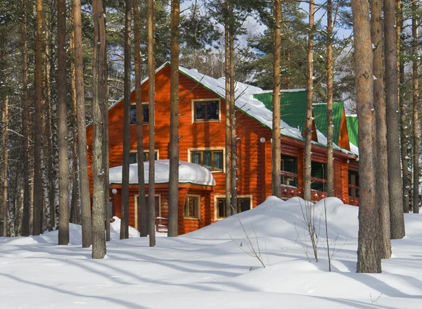 Casa de madera en invierno — Foto de Stock