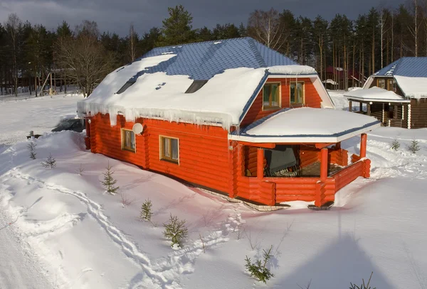 Casa de madera en invierno — Foto de Stock