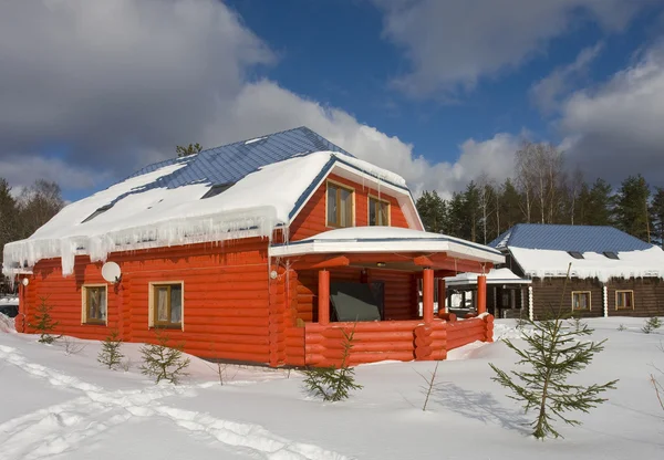 Maison en bois en hiver — Photo