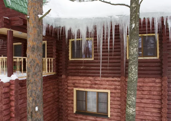 Дерев'яний будинок взимку — стокове фото