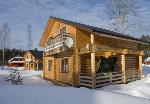 Houten huis in de winter — Stockfoto