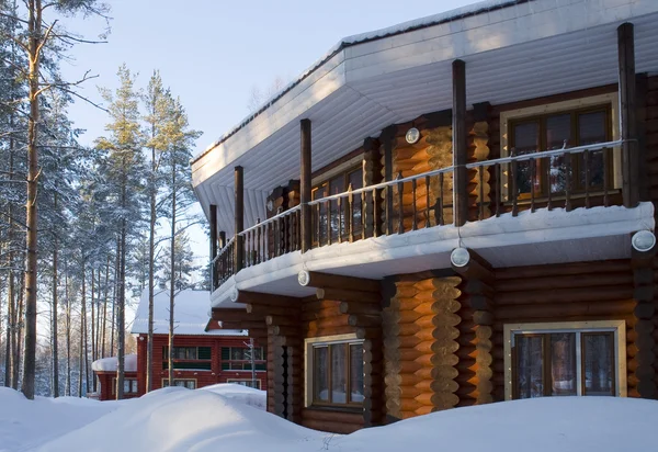 Casa in legno in inverno — Foto Stock