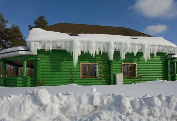 Houten huis in de winter — Stockfoto