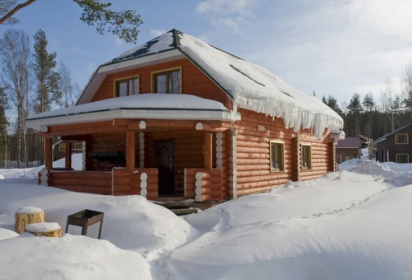 Kışın ahşap ev