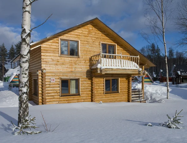 Ξύλινο σπίτι το χειμώνα — Φωτογραφία Αρχείου