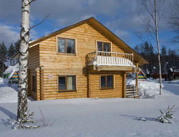 Casa in legno in inverno — Foto Stock