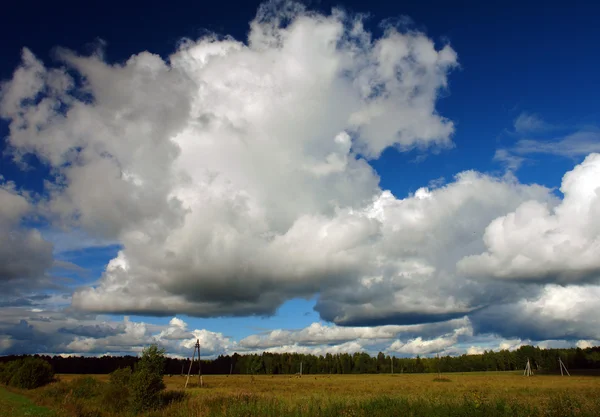 Chmury, wiejskiego krajobrazu — Zdjęcie stockowe