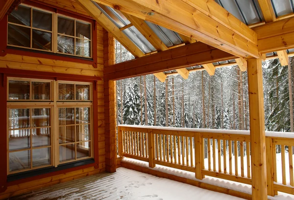 Kışın ahşap ev