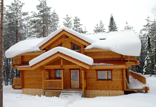 Casa in legno in inverno Foto Stock