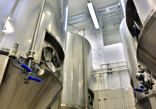 производство пива на заводе, производственном объекте
,