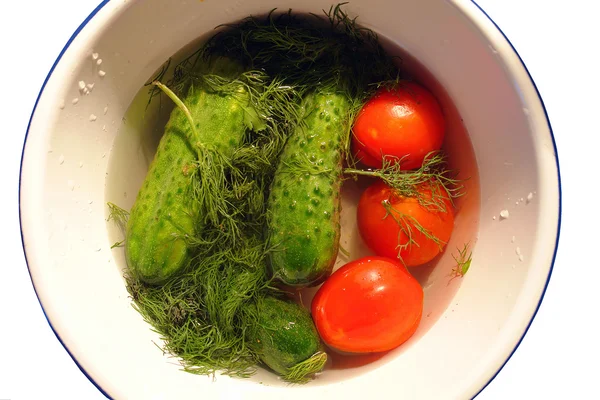 Groenten in een kom met water — Stockfoto