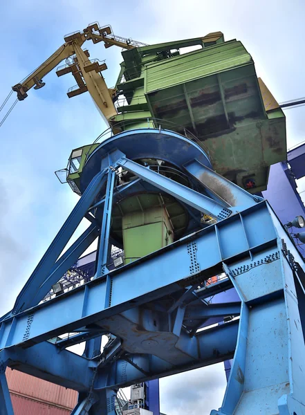 Cargo cranes in the port — Stock Photo, Image