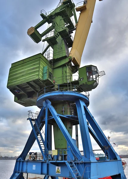 Lading kranen in de haven — Stockfoto