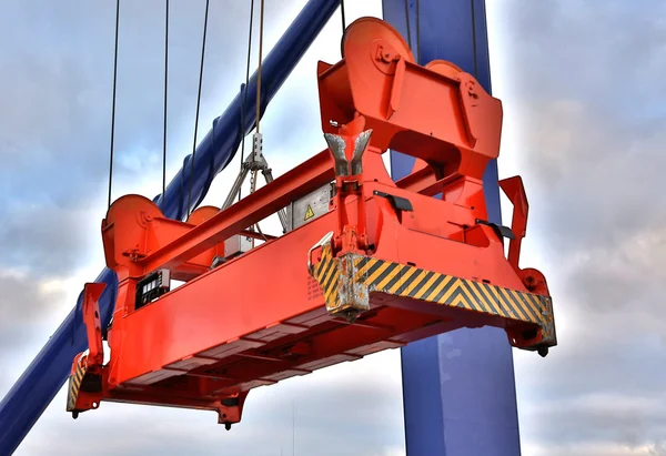 Lading kranen in de haven — Stockfoto