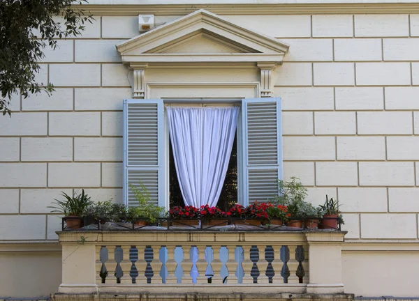 Ein Fenster an der Wand, — Stockfoto