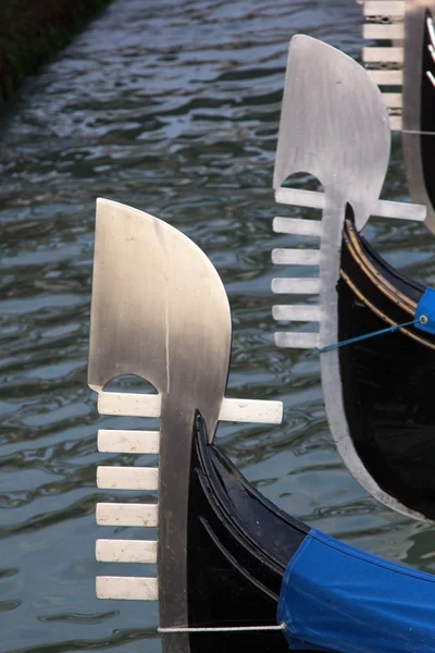 Венеция, гондолы на канале — стоковое фото