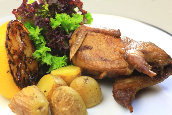 Comida, codorniz frita, patatas , — Foto de Stock