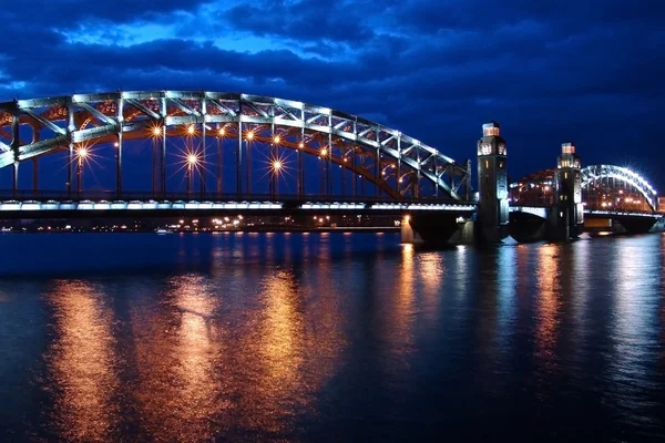 ピョートル大帝の橋、セント ・ ピーターズバーグ、夜 — ストック写真