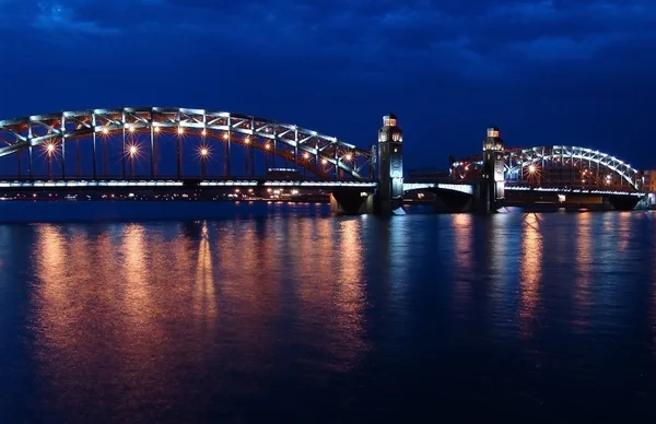 Pont de Pierre le Grand, Saint-Pétersbourg, nuit — Photo