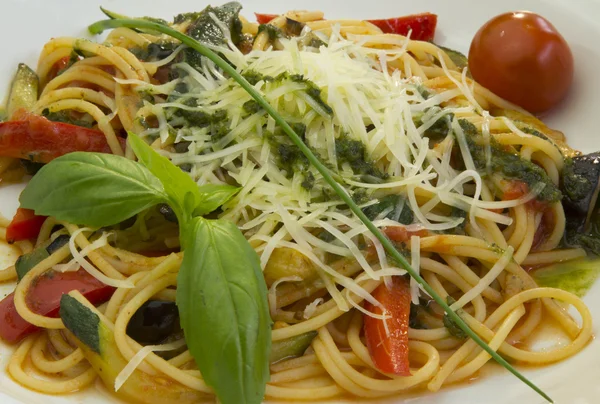 Plantaardige salade, pasta, noedels — Stockfoto