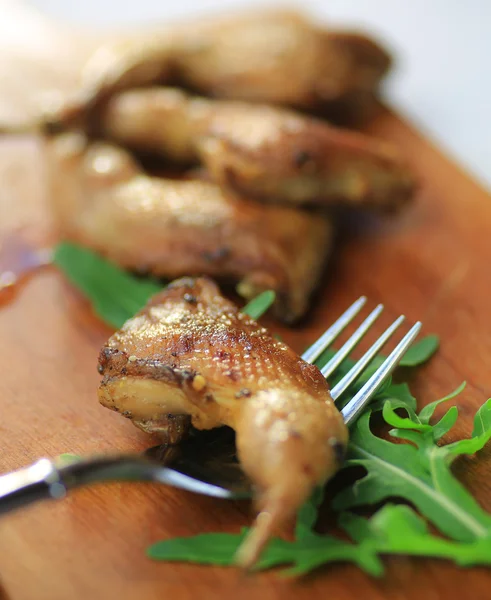 Futter, gebratene Wachteln, Kartoffeln, — Stockfoto