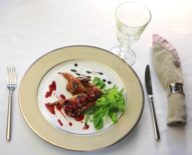 Gıda, kızarmış bıldırcın, yeşillik,