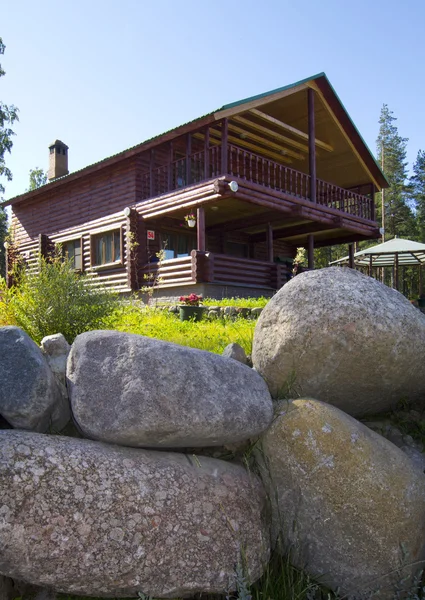 Casa in legno su erba verde — Foto Stock