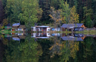 ev ve göl sonbahar orman