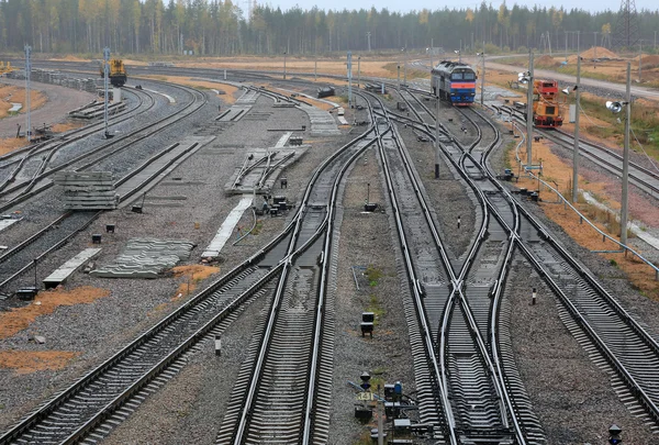 Rails en treinen op het spoor — Stockfoto