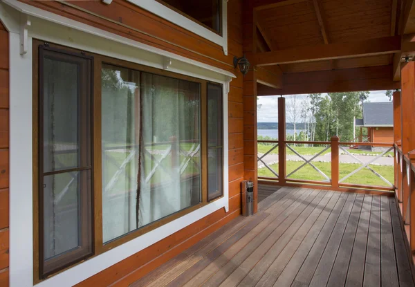 Véranda d'une maison en bois dans la forêt — Photo