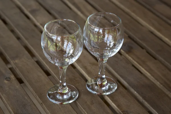 Copas de vidrio sobre mesa de madera —  Fotos de Stock
