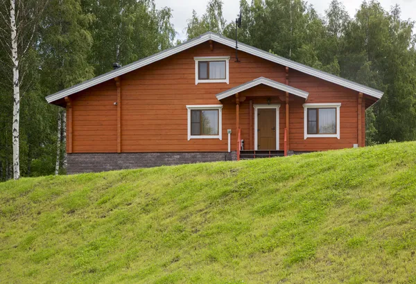 Maisons en bois chalets dans les bois — Photo