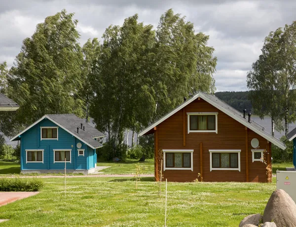 Maisons en bois chalets dans les bois — Photo