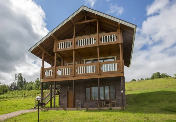 Maisons en bois chalets dans les bois — Photo