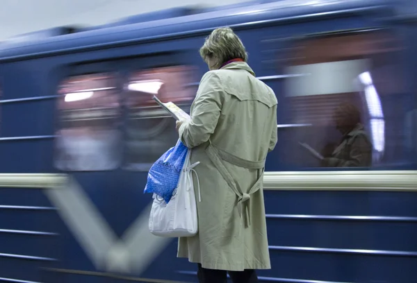 tren istasyonuna bekliyor,