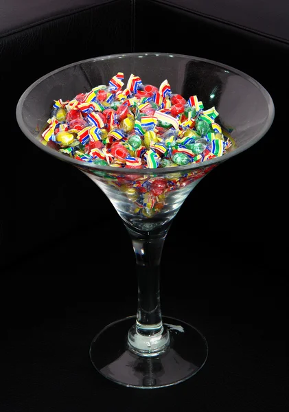 Słodycze, wazon, szkło, czarne tło, kolor, opakowania cukierków, dec — Zdjęcie stockowe