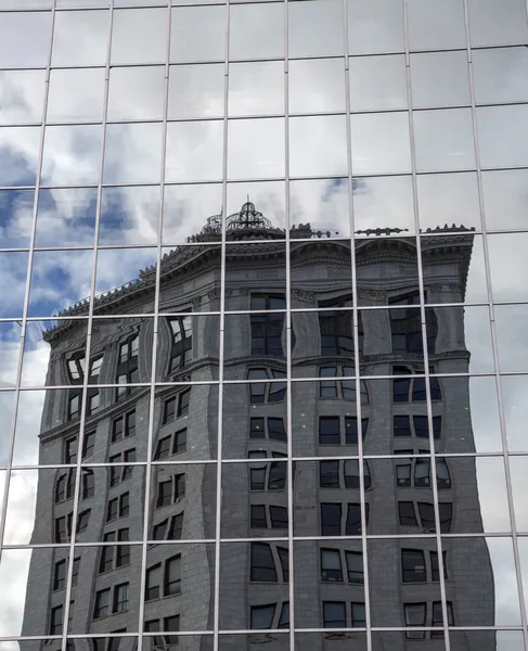 Hus, reflektion i glasfönstret — Stockfoto