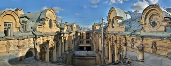 Stucco sulla facciata di una vecchia casa — Foto Stock