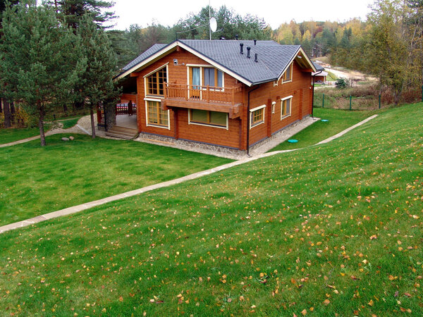 деревянные дома коттеджи в лесу
