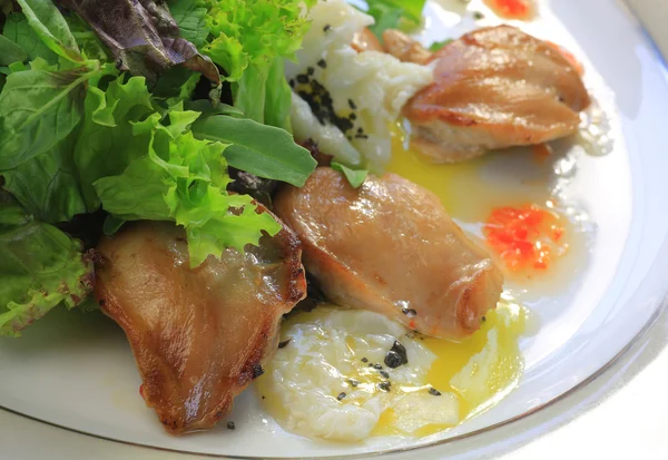 Fleisch und Gemüse auf einem Teller — Stockfoto