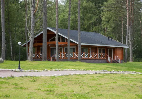 Case in legno cottage nel bosco Immagini Stock Royalty Free