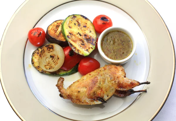 Pollo asado, codorniz en bandeja — Foto de Stock