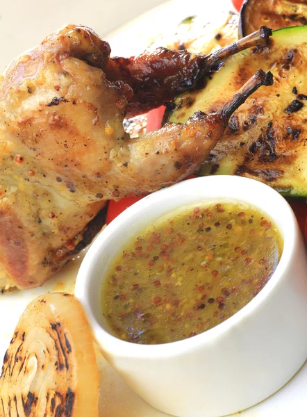 Gebraden kip, kwartel op een schotel — Stockfoto