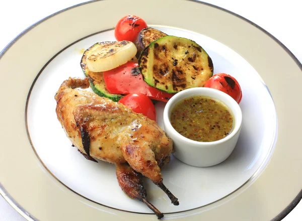 Gebraden kip, kwartel op een schotel — Stockfoto